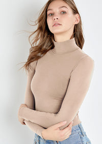 CAMISETA BEA. Refina Tu Estilo, Proyecta Tu Esencia.