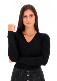 CAMISETA VIC. Siente Cómo el Escote V Cambia el Juego.